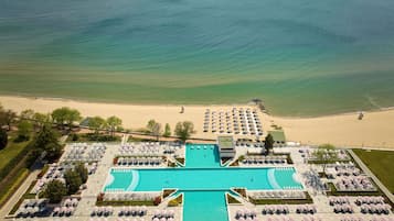 Piscina interna, piscina externa, guarda-sóis, espreguiçadeiras
