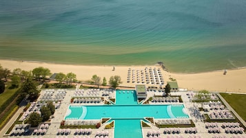 Piscina interna, piscina externa, guarda-sóis, espreguiçadeiras