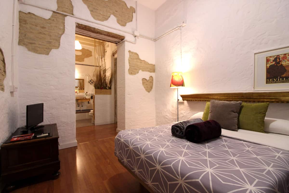 Habitación básica con 1 cama doble o 2 individuales (4) | 1 dormitorio, escritorio, cortinas opacas y camas supletorias