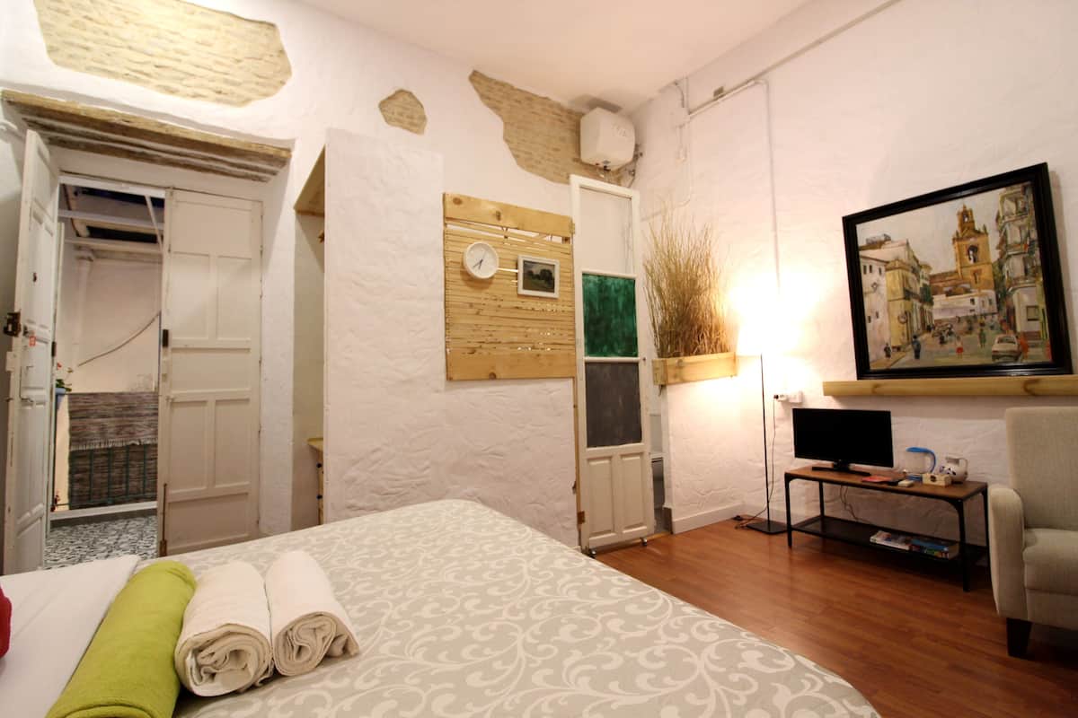 Habitación básica con 1 cama doble o 2 individuales (5) | 1 dormitorio, escritorio, cortinas opacas y camas supletorias