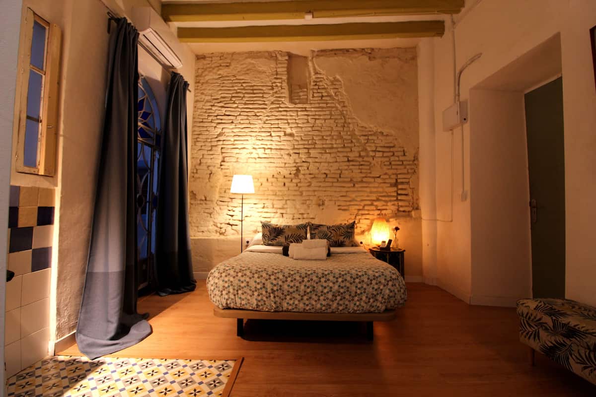 Habitación básica con 1 cama doble o 2 individuales (2) | 1 dormitorio, escritorio, cortinas opacas y camas supletorias
