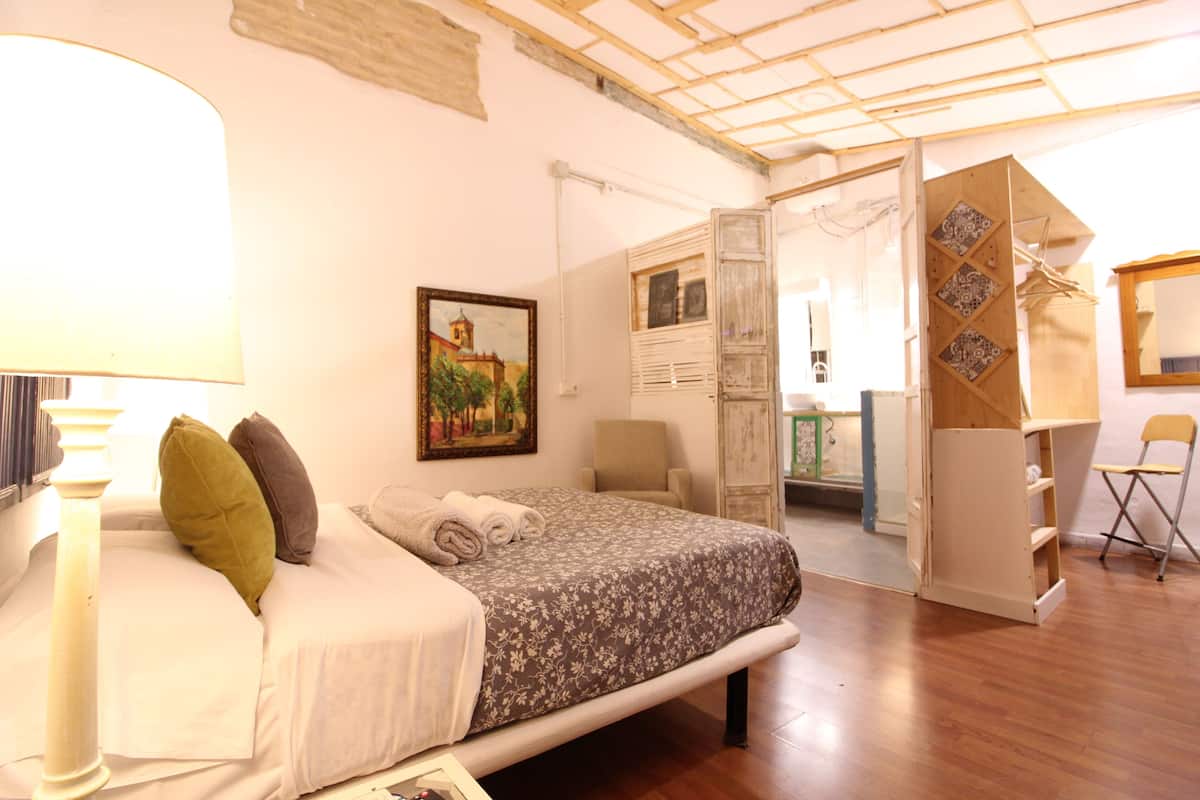 Habitación básica con 1 cama doble o 2 individuales (6) | 1 dormitorio, escritorio, cortinas opacas y camas supletorias