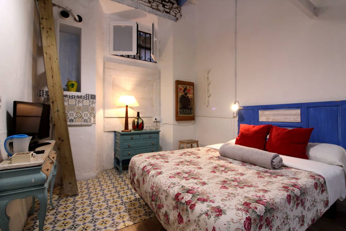 Habitación básica con 1 cama doble o 2 individuales, 1 habitación (1) | 1 dormitorio, escritorio, cortinas opacas y camas supletorias