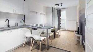 Business Apartment | Private kitchenette | Coffee/tea maker, stovetop, dishwasher, cookware/dishes/utensils - WS Concept House Apartments (Kraków)