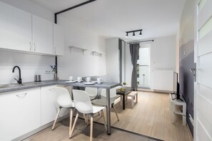 Business Apartment | Private kitchenette | Stovetop, dishwasher, coffee/tea maker, cookware/dishes/utensils