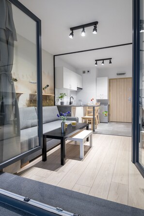 Economy Apartment | Iron/ironing board, free WiFi, bed sheets