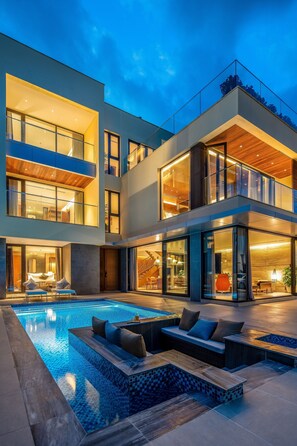 Outdoor pool, pool umbrellas, pool loungers - The Five Stars Villa (Da Nang)