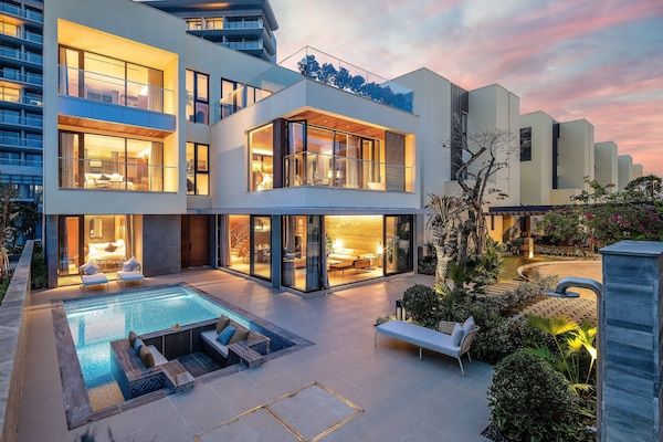 Luxe villa, 5 slaapkamers, gedeeltelijk uitzicht op oceaan, aan het zwembad | Voorkant accommodatie - avond/nacht