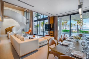 Luxury Villa, 6 Bedrooms, Beach View, Beachfront | In-room dining