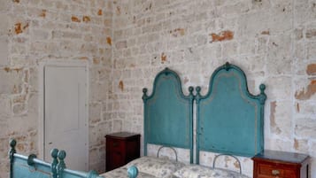 Suite, terraza | Minibar, tabla de planchar con plancha, camas supletorias y ropa de cama