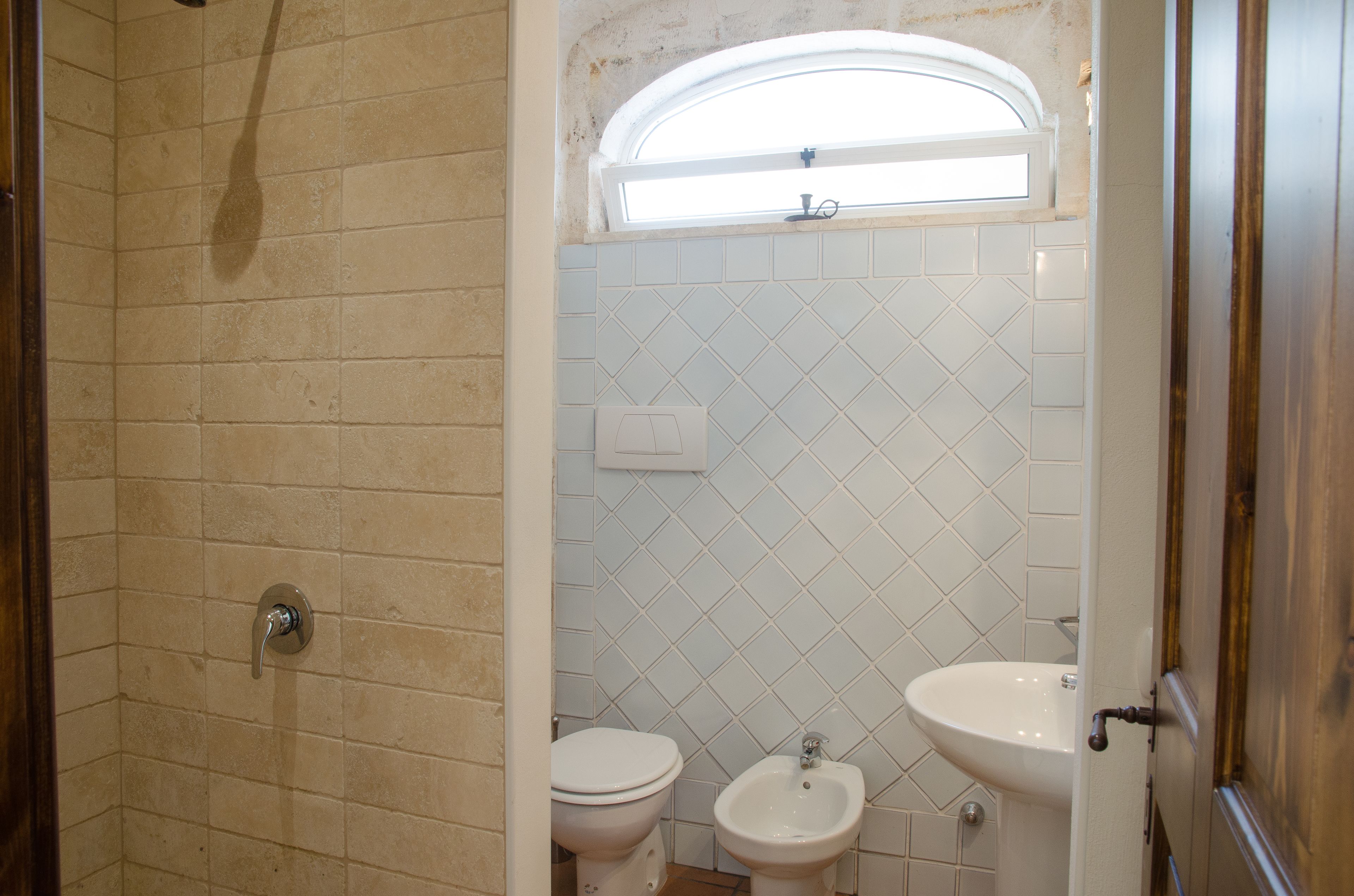 Un baño con ducha, inodoro y bidé.