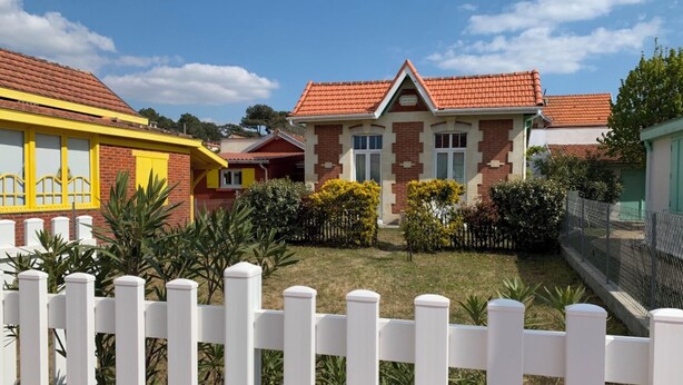 Un quartier résidentiel où les maisons se distinguent par leurs toits recouverts de tuiles rouges et leurs façades en briques.