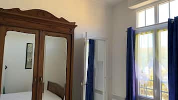 1 bedroom, iron/ironing board, travel cot