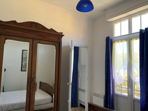 1 dormitori, planxa i posts de planxar i un bressol de viatge