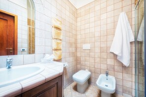 Suite Deluxe | Salle de bain | Douche, douche cascade, articles de toilette griffés, séchoir à cheveux