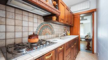 Deluxe Suite | Private kitchen | Microwave, oven, stovetop, espresso maker