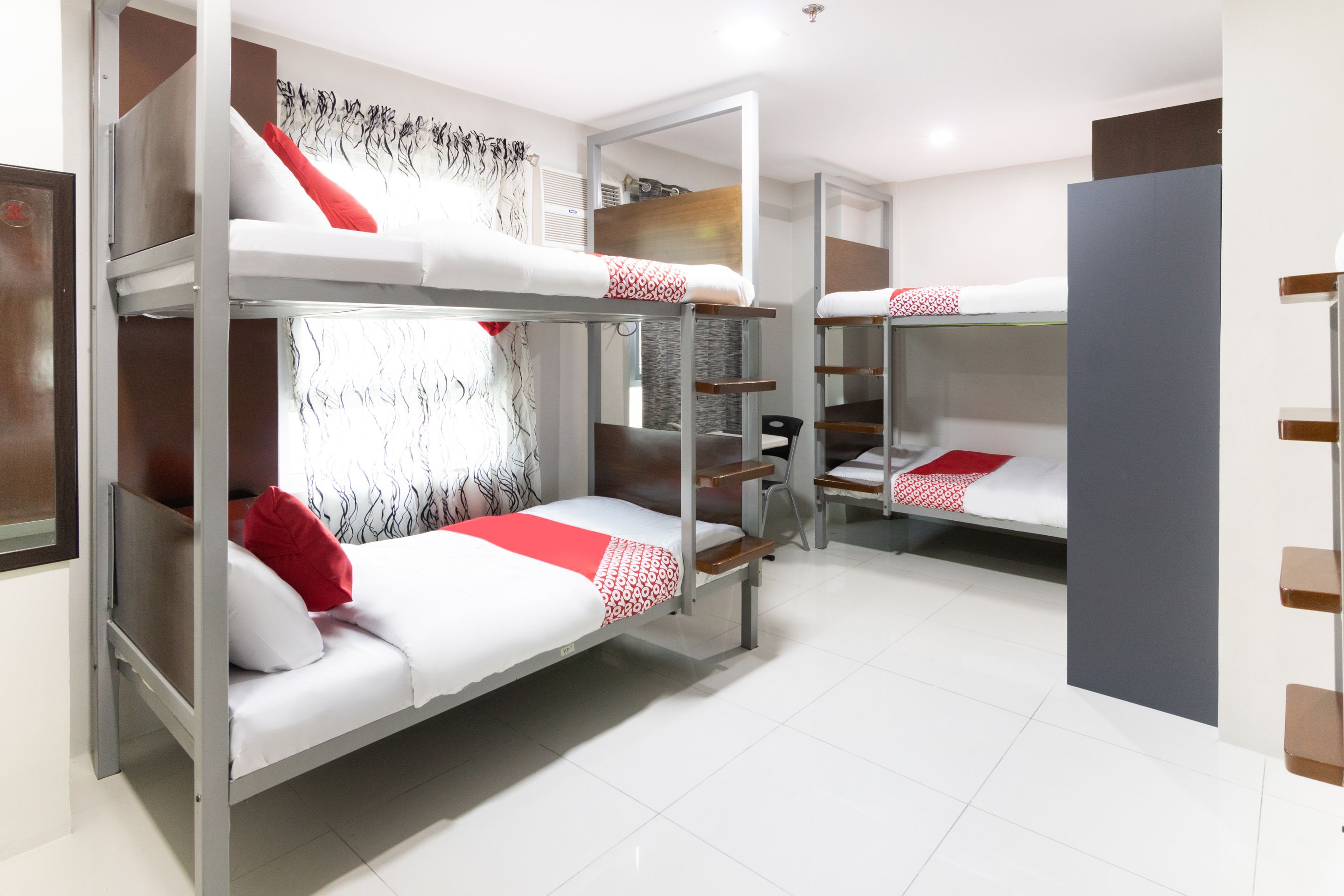 Dormitório compartilhado luxo | Escrivaninha, Wi-Fi de cortesia, roupa de cama