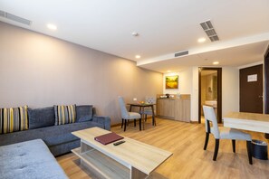 豪華套房 | 起居區 | 45-吋智慧型電視、數位頻道、電視