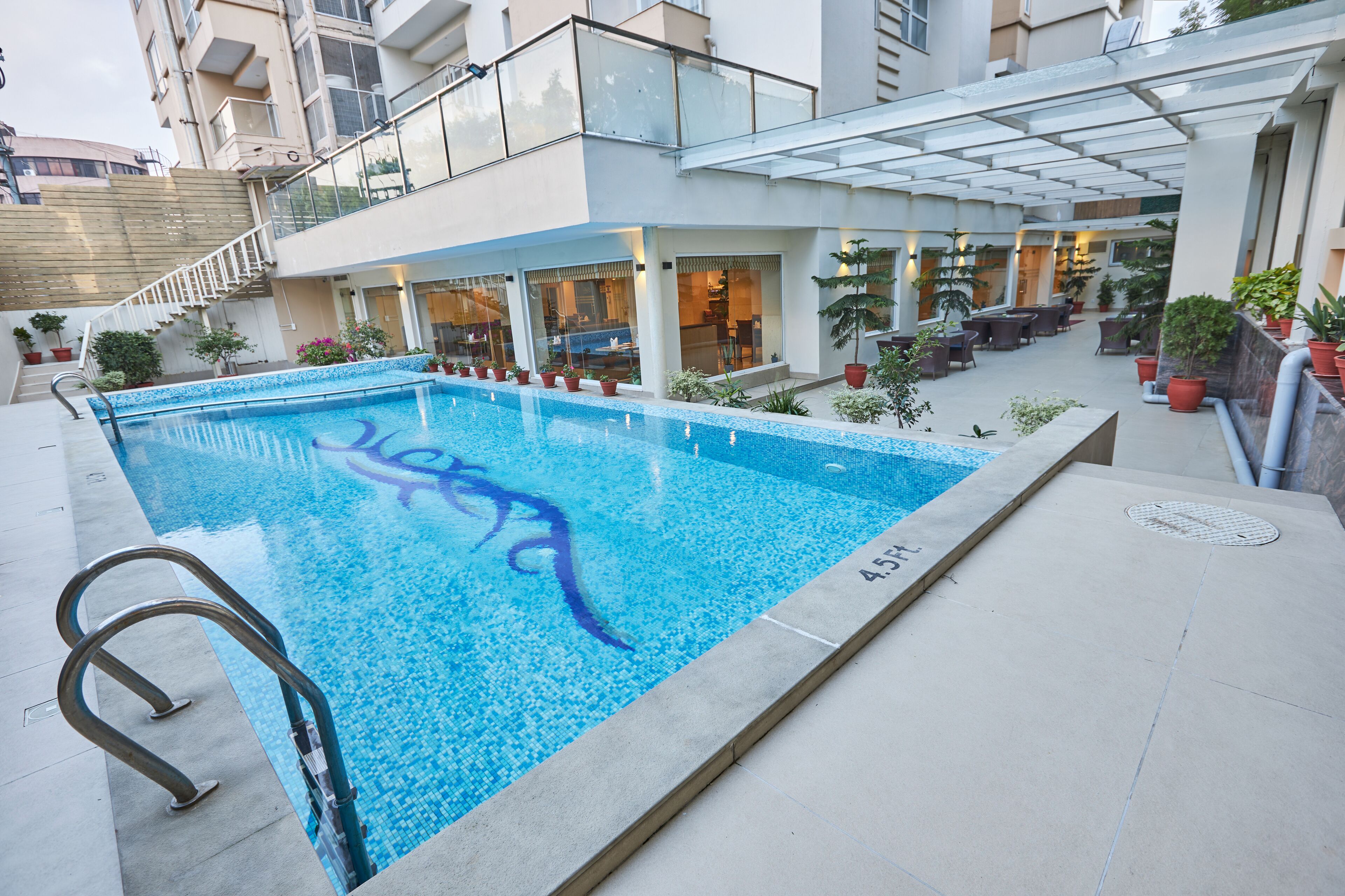 Útilaug, opið kl. 07:00 til kl. 19:00, sólhlífar, sólstólar