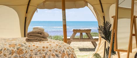 Tienda de campaña de diseñador, 2 camas Queen size, baño compartido, vista a la playa | Wifi gratis y ropa de cama