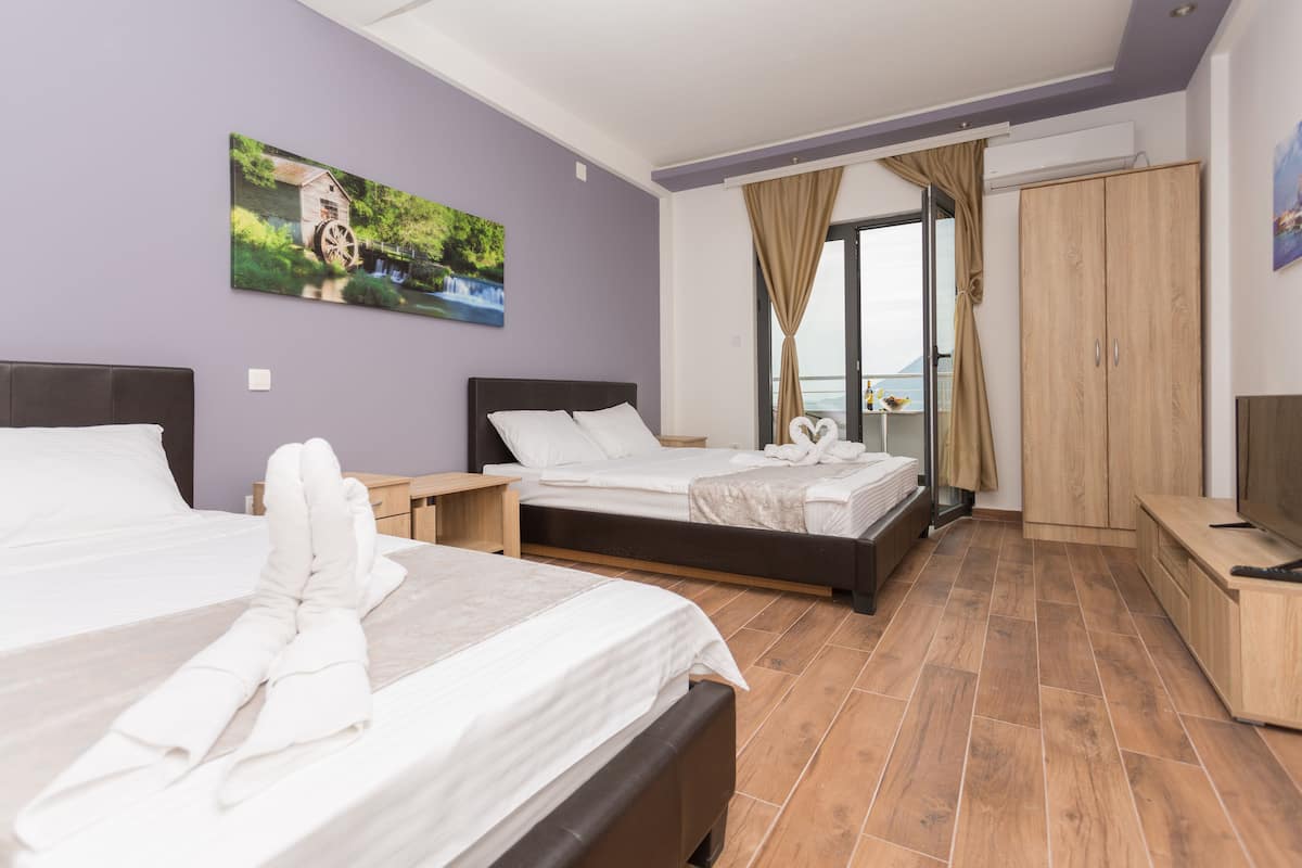Apartamento clásico, 2 camas de matrimonio, no fumadores, vistas a la piscina | Sistema de insonorización, tabla de planchar con plancha, wifi gratis