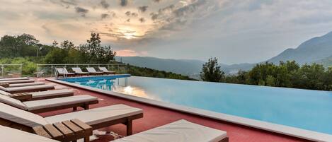 2 albercas al aire libre, sombrillas en la alberca y camastros