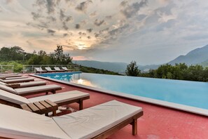 Piscina a sfioro