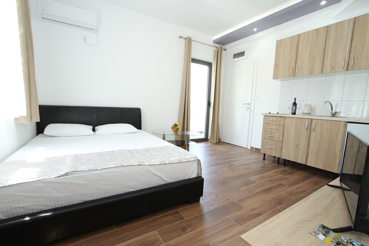 Apartamento básico, 2 camas de matrimonio, no fumadores, vistas al jardín | Sistema de insonorización, tabla de planchar con plancha, wifi gratis