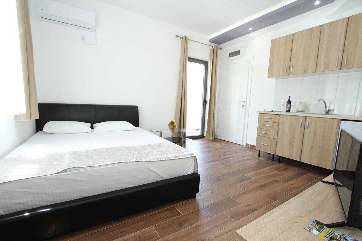 Appartement, 2 grands lits, non-fumeurs, vue jardin | 1 chambre, chambres insonorisées, fer et planche à repasser