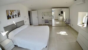 Appartement, 2 chambres, terrasse, vue sur la mer | 2 chambres, fer et planche à repasser, accès au Wi-Fi (inclus)