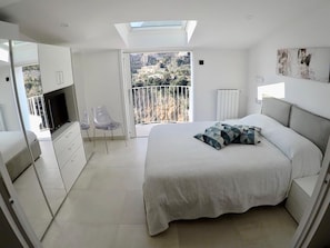 Apartamento, 2 habitaciones, terraza, vistas al mar | 2 dormitorios, tabla de planchar con plancha, wifi gratis y ropa de cama