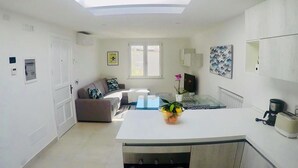 Appartement, 2 chambres, terrasse, vue sur la mer | Aire de séjour | Téléviseur