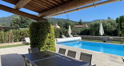 Villa de charme avec piscine , climatisée