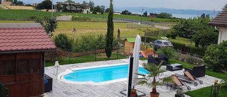 실내 수영장, 시즌별로 운영되는 야외 수영장, 24시간 오픈 오픈, 수영장 파라솔, 일광욕 의자