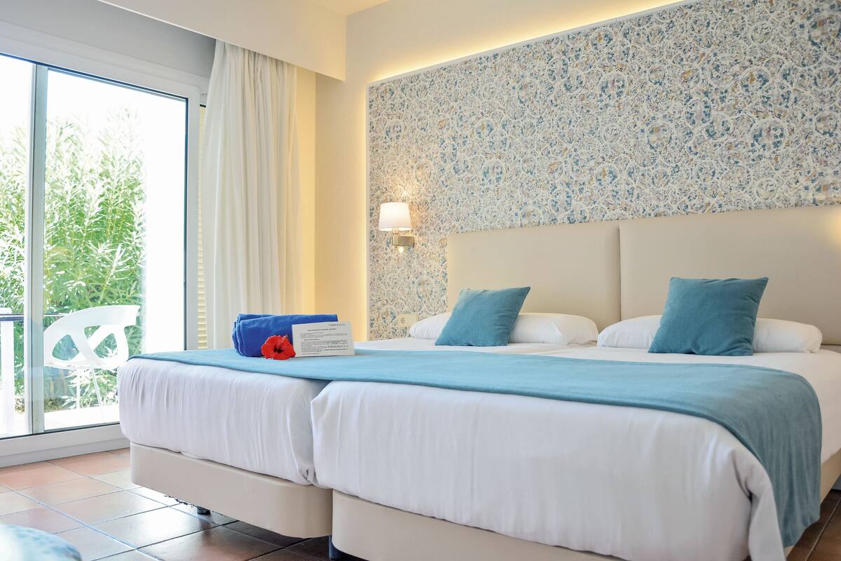 Caja fuerte, cortinas opacas, wifi gratis y ropa de cama