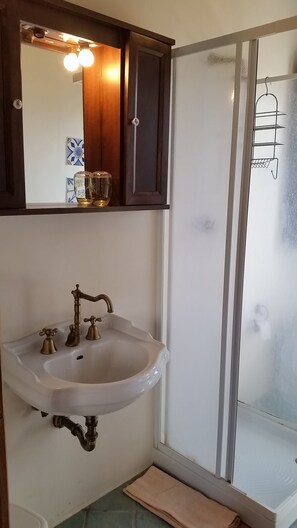 Basic Quadruple Room, Garden View (Verde) | Bathroom sink - La Torre Rossa (Itri)