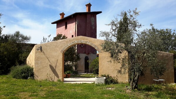 Exterior - La Torre Rossa (Itri)