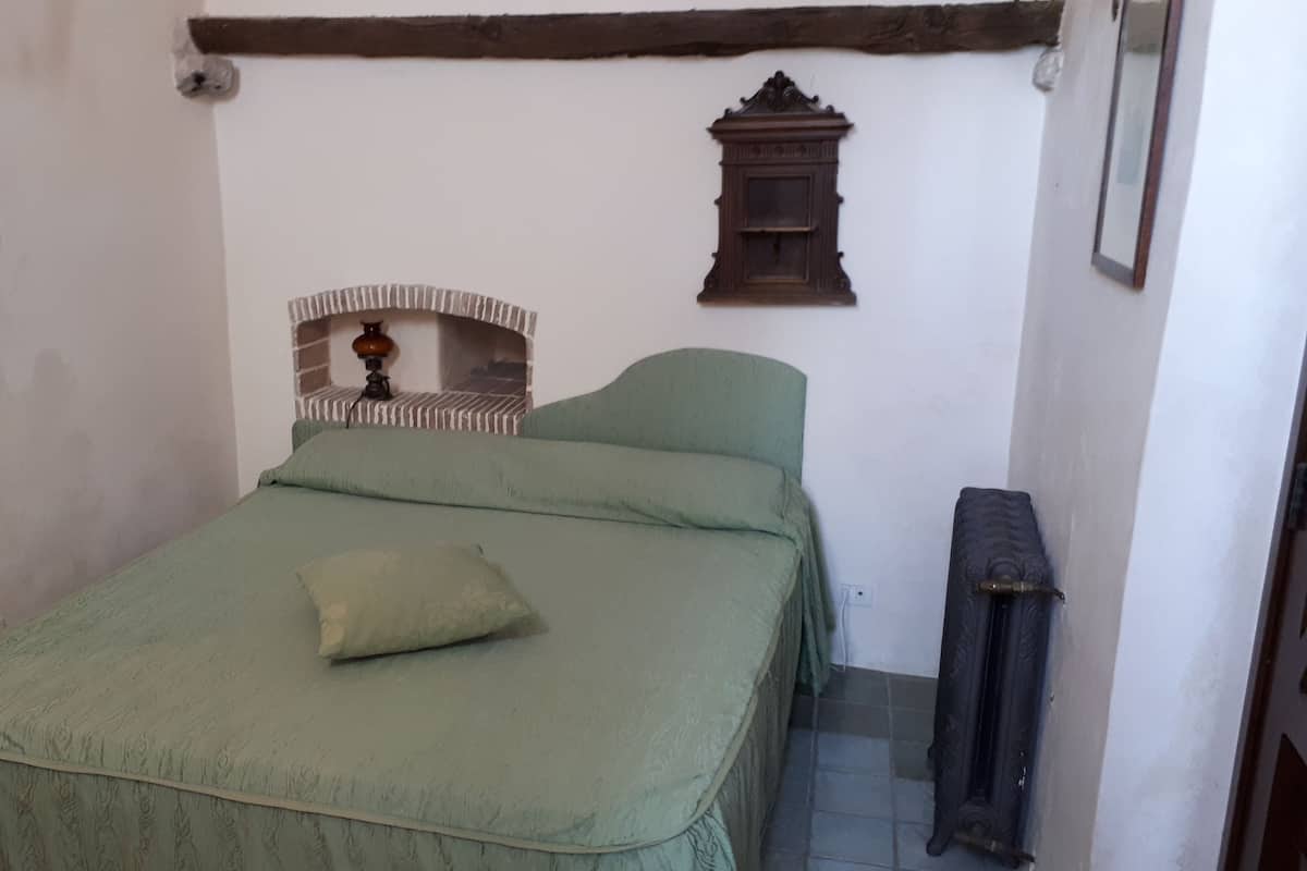 Chambre exclusive, vue sur la colline (Rossa) | 1 chambre, bureau, literie fournie