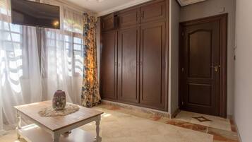 Apartament, 1 dormitori (with stained glass bedroom 6) | Sala d'estar | Televisor de pantalla plana