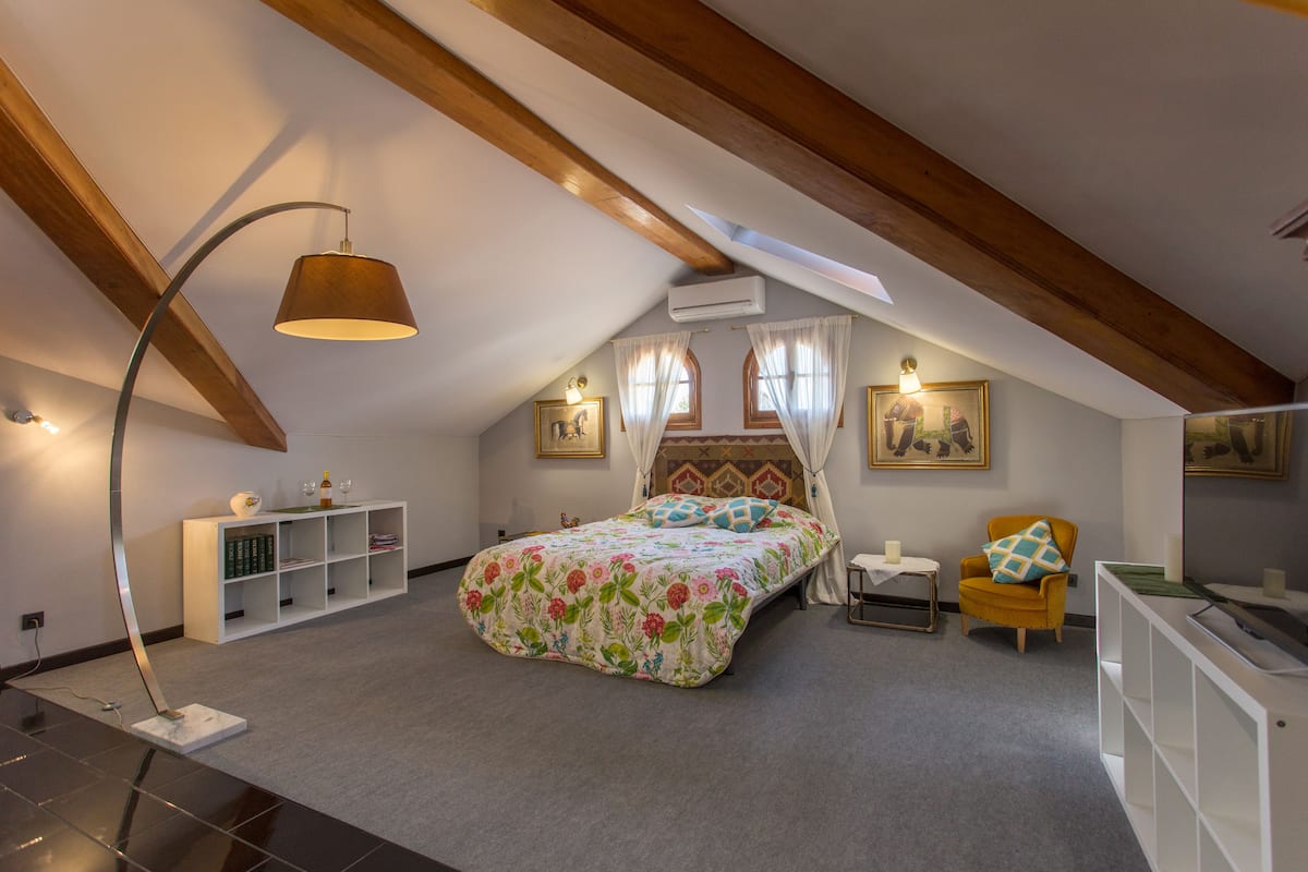 Studio (in the tower of the fairy house 8) | Minibar, free cribs/infant beds, free WiFi, bed sheets