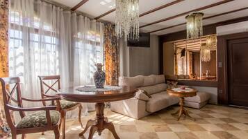 Apartament, 2 dormitoris (with balcony 7) | Sala d'estar | Televisor de pantalla plana