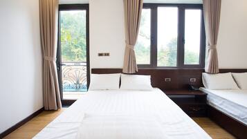 10 kamar tidur, tirai kedap cahaya, dan tempat tidur lipat/tambahan