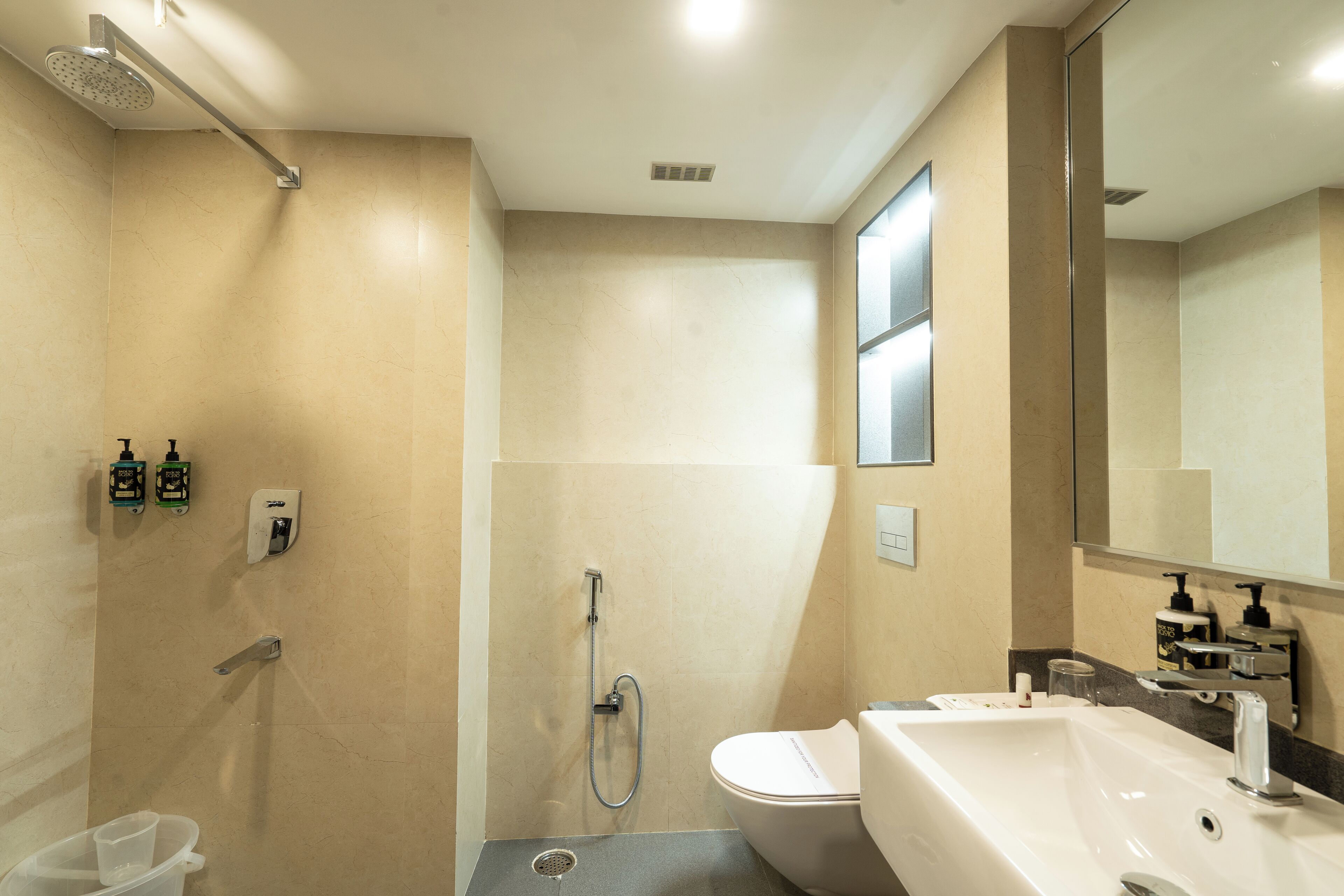 Un baño con ducha, inodoro y lavabo.