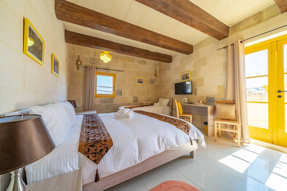 Triple Room | In-room safe, laptop workspace, WiFi (free), bed sheets