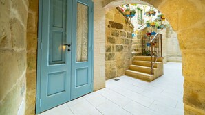 Interior entrance - Ta' Pinu Bed & Breakfast (Gharb)