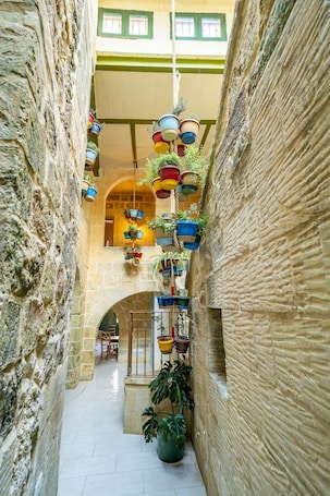 Außendetails. Ta' Pinu B&B