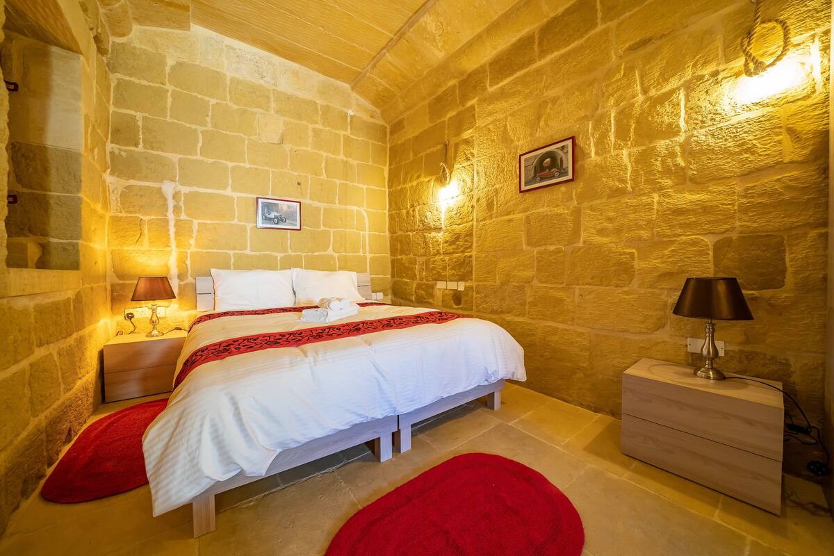 Traditional Double Room | In-room safe, laptop workspace, WiFi (free), bed sheets