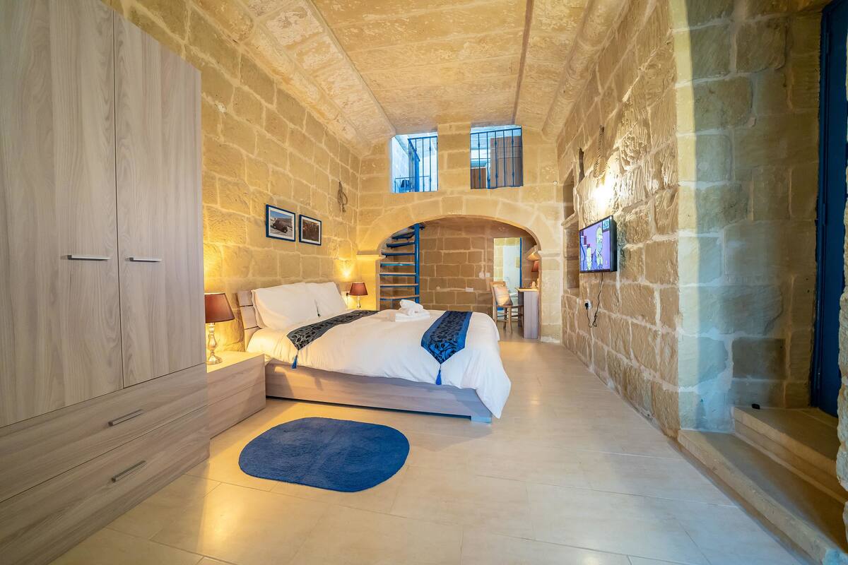 Family Suite | In-room safe, laptop workspace, WiFi (free), bed sheets