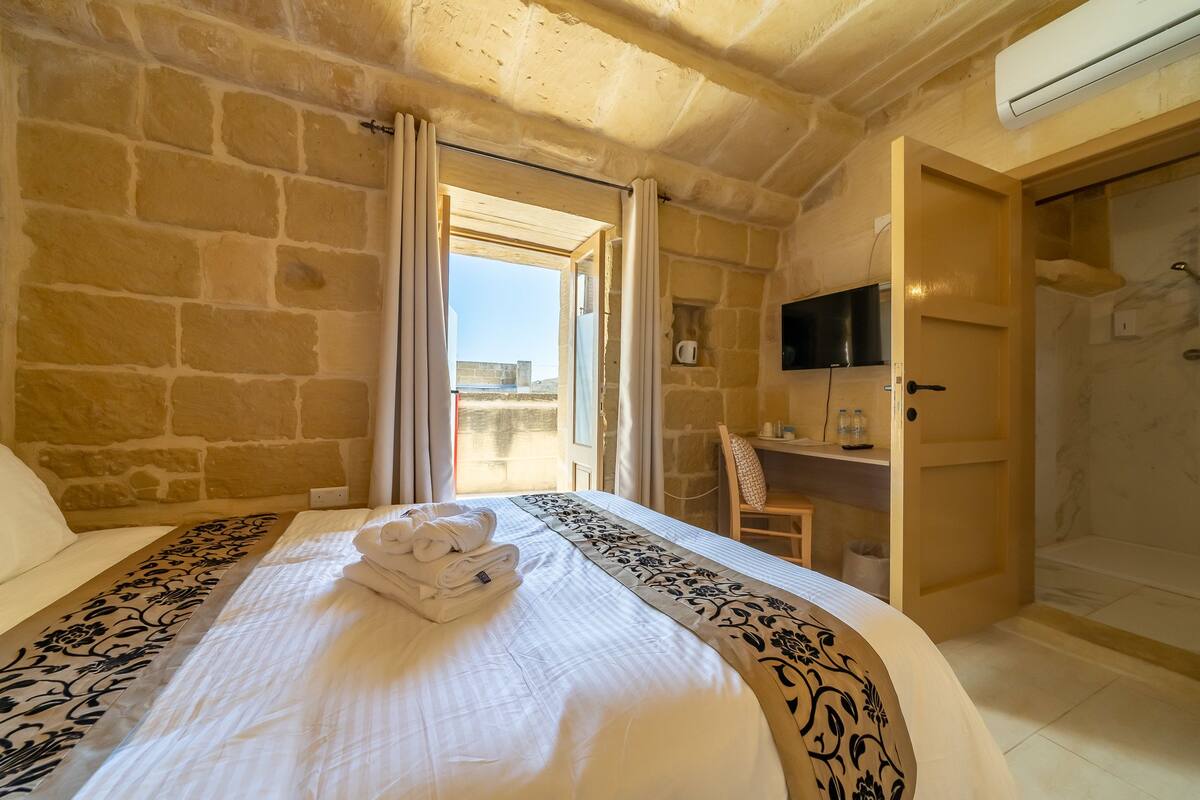 Economy Double Room, Terrace | In-room safe, laptop workspace, WiFi (free), bed sheets