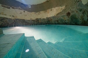 Una piscina cubierta (de 09:30 a 19:00), tumbonas